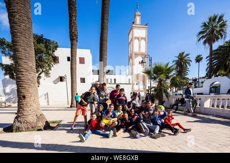 Maroc, Casablanca, l'ancienne médina, l'équipe de football donnant sur la Grande Mosquée Banque D'Images