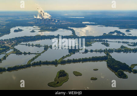 Peitz, Allemagne. Août 23, 2019. Vue sur les étangs Peitzer artificiellement créé, où l'élevage de la carpe est effectué (vue aérienne d'un avion). Derrière c'est la centrale électrique au lignite de Jänschwalde er Lausitz Energie Bergbau AG (LEAG). Les origines de la pêche en Peitz remontent au 16e siècle. À ce moment, sur le bord de la forteresse Peitz, le plus grand étang en Allemagne a été créé sur une superficie de plus de 1500 hectares. Crédit : Patrick Pleul/dpa-Zentralbild/ZB/dpa/Alamy Live News Banque D'Images