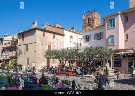 La France, Var, Fréjus, centre ancien, Place de la République et l'église de Saint Rafeu connu comme les Templiers aussi appelée Église Saint Pierre, aujourd'hui Musée archéologique Banque D'Images