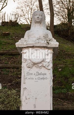 France, Yvelines (78), Montfort-l'Amaury, château fort construit au 12ème siècle, Anne de Bretagne statue Banque D'Images