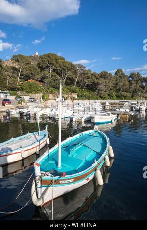 La France, Var, Agay, commune de Saint-Raphaël, Corniche de l'Estérel, Cap du Dramont, pointus, des bateaux de pêche dans le port de Poussaï Banque D'Images