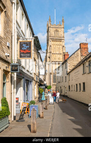 Black Jack Street Cirencester et église Saint-Jean-Baptiste du centre-ville de Cirencester Cirencester Wiltshire england uk go Europe Banque D'Images