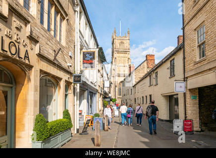 Black Jack Street Cirencester et église Saint-Jean-Baptiste du centre-ville de Cirencester Cirencester Wiltshire england uk go Europe Banque D'Images