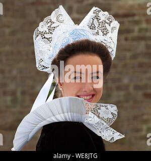 La France, Finistère, défilé des fleurs d'ajonc 2015 à Pont Aven, perles brodées costume et coiffe de Pont Aven, Émilie Sellin Banque D'Images