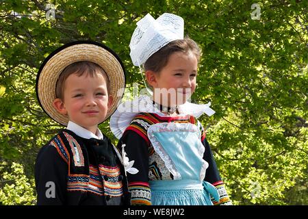 La France, Finistère, défilé des fleurs d'ajonc 2015 à Pont Aven, les enfants dans les coiffes et costumes de Pont Aven Banque D'Images