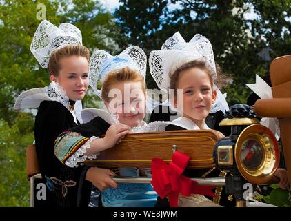 La France, Finistère, défilé des fleurs d'ajonc 2015 à Pont Aven, les enfants dans les coiffes et costumes de Pont Aven Banque D'Images