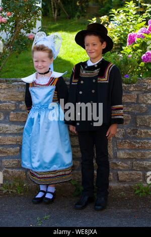 La France, Finistère, défilé de fleurs d'ajonc 2015 à Pont Aven, les enfants en costume et coiffe de Pont Aven Banque D'Images