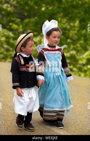 La France, Finistère, défilé de fleurs d'ajonc 2015 à Pont Aven, les enfants en costume et coiffe de Pont Aven Banque D'Images