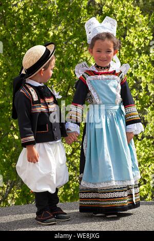 La France, Finistère, défilé de fleurs d'ajonc 2015 à Pont Aven, les enfants en costume et coiffe de Pont Aven Banque D'Images