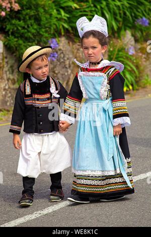 La France, Finistère, défilé de fleurs d'ajonc 2015 à Pont Aven, les enfants en costume et coiffe de Pont Aven Banque D'Images