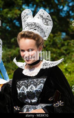 La France, Finistère, défilé des fleurs d'ajonc 2015 à Pont Aven, Costume et coiffe de Pont Aven Banque D'Images