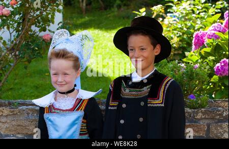 La France, Finistère, défilé de fleurs d'ajonc 2015 à Pont Aven, les enfants en costume et coiffe de Pont Aven Banque D'Images