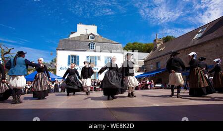 La France, Finistère, Festival des fleurs d'Ajoncs 2015 à Pont Aven, Cercle Beuzeg Ar C'hap à Beuzec Cap Sizun Banque D'Images