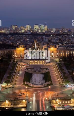 France, Paris (75), classé au patrimoine mondial de l'UNESCO, vue générale de nuit du Trocadéro à la Tour Eiffel Banque D'Images