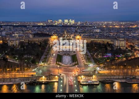 France, Paris (75), classé au patrimoine mondial de l'UNESCO, vue générale de nuit du Trocadéro à la Tour Eiffel Banque D'Images