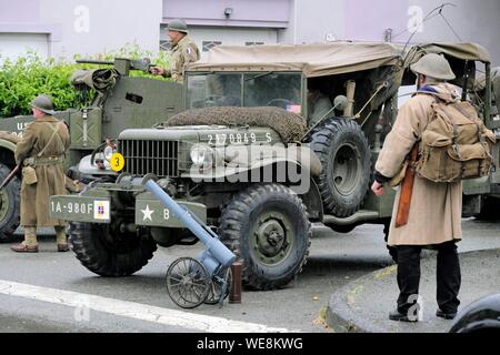 La France, Territoire de Belfort, Vézelois, rue, reconstitution historique de la libération du village en 1944, lors de la célébration du 8 mai 2019, les véhicules américains, Dodge, half-track M2 Banque D'Images