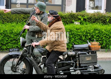 La France, Territoire de Belfort, Vézelois, rue, reconstitution historique de la libération du village en 1944, lors de la célébration du 8 mai 2019, Peugeot moto, gazogène Banque D'Images