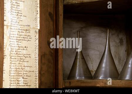 France, Jura, Saint Amour, ancien monastère capucin, apothicaire, à l'intérieur d'une pièce de mobilier, entonnoir, liste de médicaments Banque D'Images