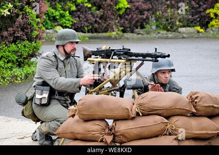 La France, Territoire de Belfort Vézelois, rue, reconstitution historique de la libération du village en 1944, lors de la célébration du 8 mai 2019, German machine gun Banque D'Images