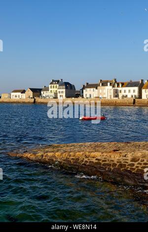 France, Manche, mer d'Iroise, Iles du ponant, Parc Naturel Régional d'Armorique (Parc Naturel Régional d'Armorique), Ile de Sein, étiqueté Les plus beaux de France (le plus beau village de France), le port à marée haute et les maisons sur le quai des français libres Banque D'Images