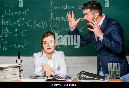 Malheureux homme communiquant. Directeur de l'école parler de punition. Situation de conflit. Conflit de l'école. Professeur exigeant. Homme barbu sérieux strictes d'enseignants ayant un conflit avec la fille d'étudiant. Banque D'Images