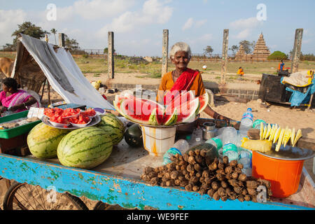 L'Inde, le Tamil Nadu, Mahabalipuram, pastèque et ananas vendeur en face de la rive Temple de Mahabalipuram. Banque D'Images