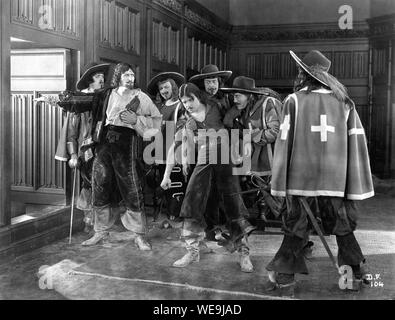 DOUGLAS FAIRBANKS SR D'Artagnan THOMAS Maintenant que le duc de Buckingham en 1921 les trois mousquetaires directeur Fred Niblo film muet d'Alexandre Dumas roman Douglas Fairbanks Images / United Artists Banque D'Images