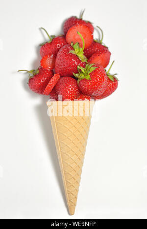 Les fraises de la crème glacée en cornet gaufré Banque D'Images
