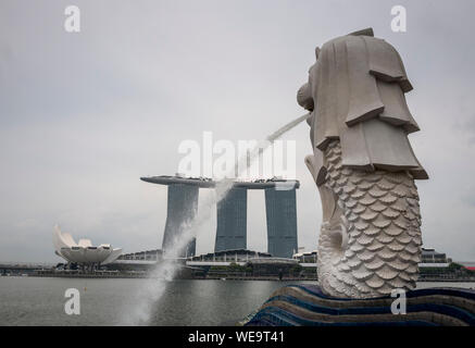 La mascotte officielle de Merion Singapour avec le Marina Bay Sands hotel en arrière-plan Banque D'Images