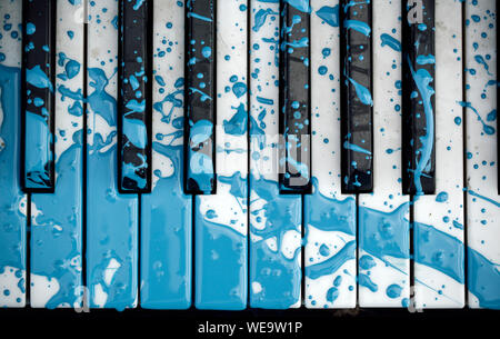 Gros plan du vieux piano peint bleu bleu décor de fête décorée.. Photo couleur horizontal. Banque D'Images