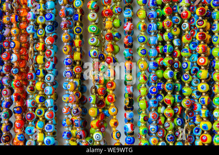 Colliers en verre de Murano. Souvenirs de Venise traditionnels Banque D'Images