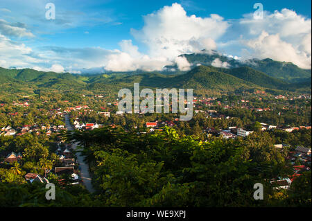 La ville de Luang Prabang paysage vue aérienne du Phu Si, au Laos Banque D'Images