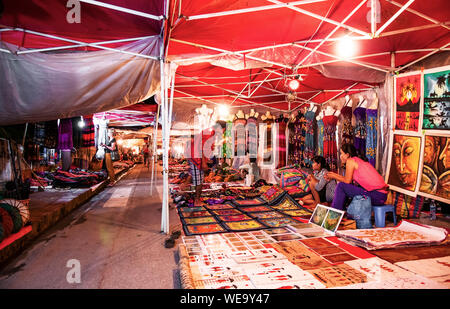 Sep 6, 2011 Luang Prabang, Laos : marché nocturne de la rue shooping préférés pour les touristes. Banque D'Images