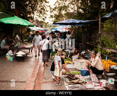 Sep 6, 2011 Luang Prabang, Laos : marché du matin Lieu de prédilection pour les touristes de voir le mode de vie local. Banque D'Images