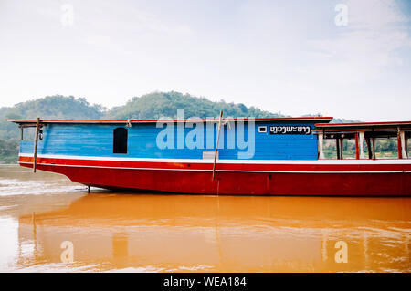 APR 3,2018 Luang Prabang, Laos - bateaux en bois colorés Vintage en jaune Mékong en été avec la lumière douce soirée Banque D'Images