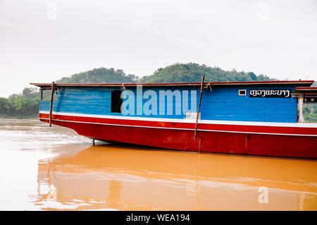 APR 3,2018 Luang Prabang, Laos - bateaux en bois colorés Vintage en jaune Mékong en été avec la lumière douce soirée Banque D'Images
