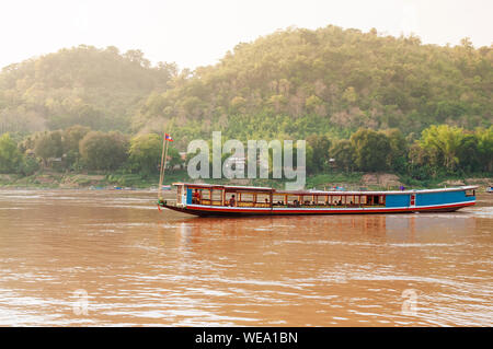 APR 3,2018 Luang Prabang, Laos - bateaux en bois colorés Vintage en jaune Mékong en été avec la lumière douce soirée Banque D'Images