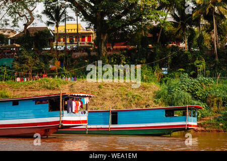 APR 3,2018 Luang Prabang, Laos - bateaux en bois colorés Vintage en jaune Mékong en été avec la lumière douce soirée Banque D'Images