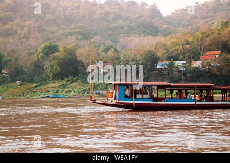 APR 3,2018 Luang Prabang, Laos - Vintage bateaux touristiques en bois coloré en jaune Mékong en été avec la lumière douce soirée Banque D'Images