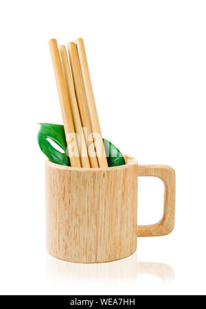 Bambou biodégradable pailles avec bois verre isolé sur fond blanc, sauver chemin de détourage. Eco concept. Les pailles d'emballage fait de bambou. Banque D'Images