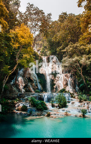 L'étang de l'eau bleue turquoise de Kuang Si parmi les forêts humides à Luang Prabang, Laos, durant la saison estivale. Banque D'Images