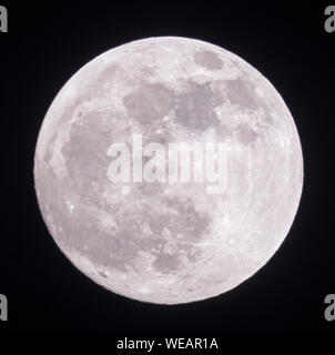 Pleine lune, fullmoon est l'éclat clair , silver light, fermer, claire nuit d'hiver sombre, regarde de plus près, supermoon, affichage détaillé, Janvier, 2019. Banque D'Images