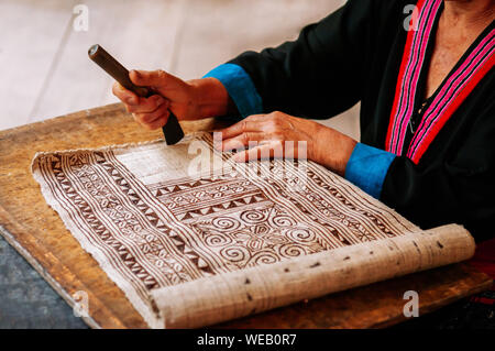 Luang Prabang, Laos - Laos Hilltribe femme travaillant sur peinture sur tissu Batik. Culture, tourisme à Ock Pop Tok centre d'artisanat Banque D'Images