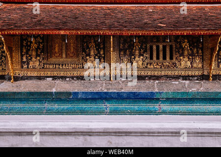 Golden Buddha et l'art mural Mur mosaïque au hall principal du Wat Xieng Thong, Luang Prabang, Laos Banque D'Images