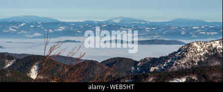 Moravskoslezske Beskydy montagnes avec Lysa hora plus Hill sur le milieu d'Horna luka hill en hiver dans les montagnes Mala Fatra Slovaquie Banque D'Images