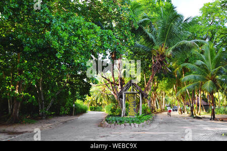 La Digue, Seychelles : entrée au parc immobilier de l'Union avec des cocotiers, plantation de vanille et la végétation luxuriante Banque D'Images