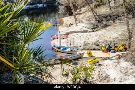 Les canots et les packs d'engrenage sur plage, prêt pour un voyage vers le bas l'Swannee River en Floride. Comprend le palmetto de scie, sable, Blackwater. Copier l'espace. Banque D'Images