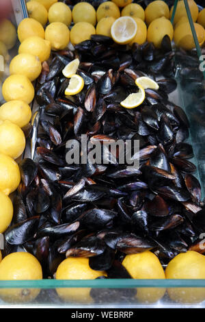 Moules farcies de style turc et citrons (midye dolma) Banque D'Images