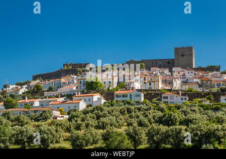 Ville de Castelo de Vide, vue depuis l'autoroute M1008, district de Portalegre, Alto Alentejo, Portugal Banque D'Images