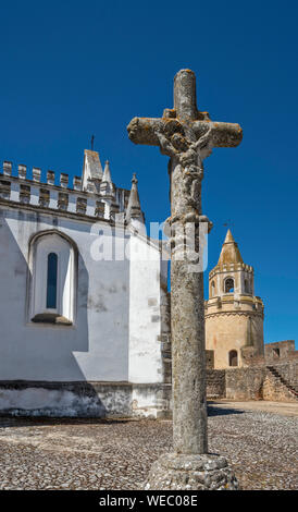 Croix, l'église de l'annonciation au château à Viana do Alentejo, Evora, district central de l'Alentejo, Portugal Banque D'Images